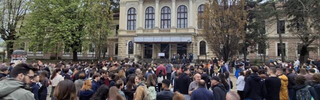 Pola godine od tragedije u Novom Sadu: Odavanje pošte na Đačkom trgu