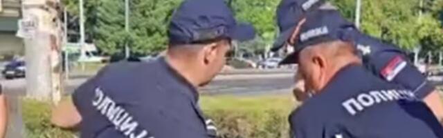 BRUTALNO hapšenje kod Fontane: Trojica policajaca vuku ženu do automobila (VIDEO)