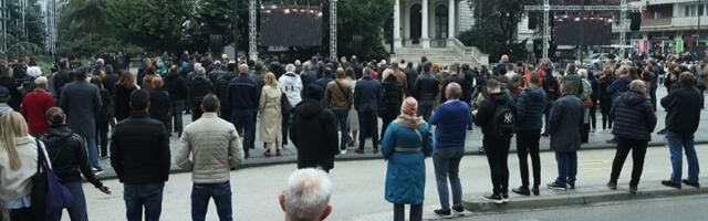 Komemoracija Halidu Bešliću okončana pesmom koju je otpevao Žera iz "Crvene jabuke“(FOTO)