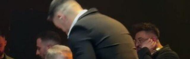 HITNO PREKINUT KONCERT EMIRA ĐULOVIĆA ZBOG OVOG DEČAKA! Pevač i publika ostali bez TEKSTA kada je usledivo ovo! (VIDEO)