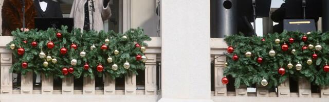 Novogodišnji muzički intermeco na terasi Narodnog pozorišta spojio je klasiku, pop i filmske hitove