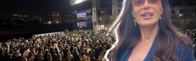 Pred Cecin koncert u Čačku prava pometnja: Zakrčeni svi ulazi u halu, gomila fanova jedva čeka ulazak
