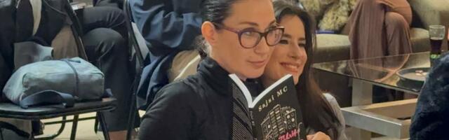 Konstrakta iznenadila sve, bez šminke i sa naočarima na promociji knjige Sajsi MC: Ovakvu je niste videli