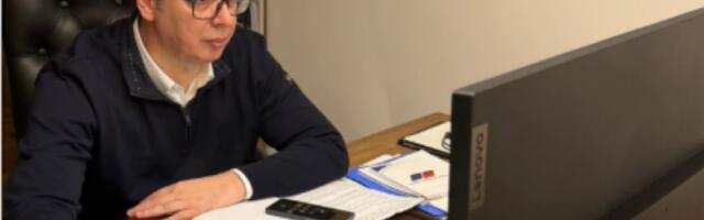 "SREĆAN SAM ŠTO LJUDI SLAVE, JA OSTAJEM U KANCELARIJI"! Vučić se oglasio nakon konferencije na kojoj je saopštio rezultate izbora! (FOTO)