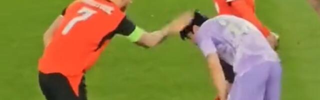 Ćuška, pa prijateljski zagrljaj: Arnautović i Seol zbunili sudiju, snimak fudbalera Zvezde oduševio navijače /VIDEO/