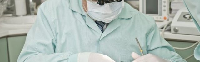 PLAŠITE SE ZUBARA? Tek ćete se uplašiti kada vidite ovog stručnjaka za vađenje zuba! (Video)