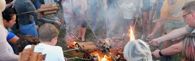 "BEBI" LILE ZA NAJMLAĐE, VELIKE ZA TRADICIJU! Loznica se sprema za Petrovdansko veče, evo šta simbolizuje običaj star vekovima (FOTO)