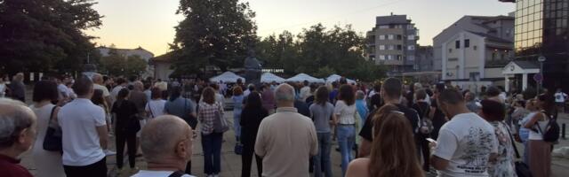 Šesnaest ogledala, šesnaest ruža: Kragujevac odao poštu žrtvama tragedije u Novom Sadu (FOTO)