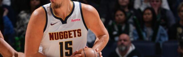 JOKIĆ UDAREN U ZUBE PRED SUDIJOM KOJI JE SVE TO IZIGNORISAO: Nikola ostao da leži na parketu nakon toga! (VIDEO)