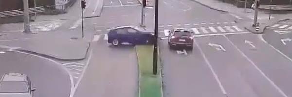 OBJAVLJEN SNIMAK BIZARNE FILMSKE POTERE U LJUBLJANI: Mladić (18) bežao od policije, pa se ZAKUCAO u drugi automobil, zbog njegove reakcije gore mreže! (VIDEO)