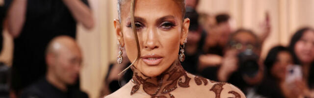 DŽENIFER LOPEZ u providnoj haljini BEZ VEŠA: Gazi 6. deceniju, a izgleda brutalno, nećete skidati pogled s nje (GALERIJA)