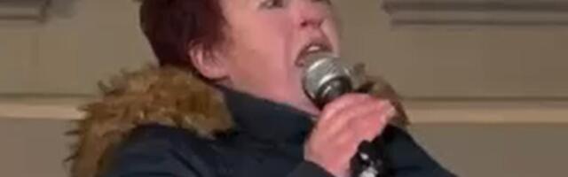 KO JE LJILJANA BRALOVIĆ DA PRETI NEČIJOJ MAJCI I OCU SAMO ZATO ŠTO PODRŽAVAJU VUČIĆA? Gnusne reči zgrozile Srbiju: "Ima da ih jašemo i šutiramo"