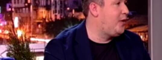 "ŽENA PIJE KOKTELE, A NJEN MUŽ S DEČKOM SE KUPA U MORU" Voditelj otkrio šta je video na plaži: Pevač iz Crne Gore i suprugu i partnera vodi na odmor