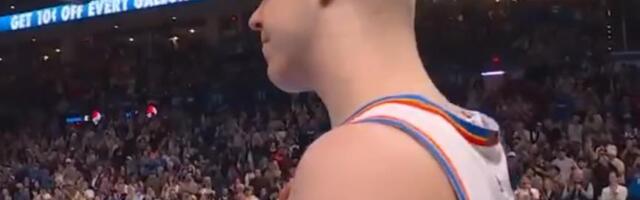 SVI SU USTALI I OVACIJAMA POZDRAVILI SRBINA! Nikola Topić pobedio rak, pa debitovao u NBA! Pogledajte istorijski trenutak