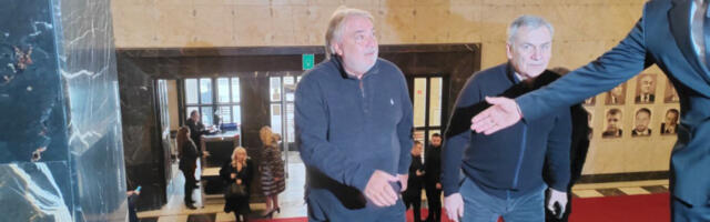 I ON JE DOŠAO NA KOMEMORACIJU JEČMENICI: Legendarni Boba Živojinović van sebe od tuge u Novom Sadu! (FOTO)