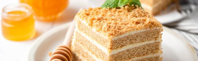 Medena pita kao iz detinjstva: Mekana, mirisna i sve bolja što duže stoji