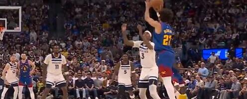 LUDA TROJKA UZ ZVUK SIRENE! Jokićev saigrač postigao nestvaran koš sa svoje polovine! (VIDEO)