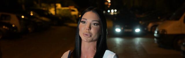 Po izlasku iz Elite, Maja Marinković ovde ide: Ušli smo u njen stan koji je nasledila od deke- crvena soba i prostor samo za garderobu