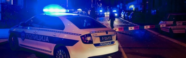 RUSVAJ NA ZVEZDARI: Devojka se napila pa KIDALA retrovizore sa automobila, reagovala i POLICIJA!