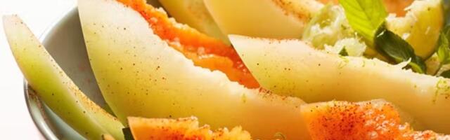 Egzotična letnja salata sa dinjom i čili prahom