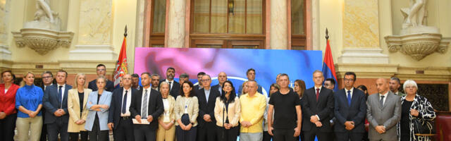 Kako se ne može smenjivati nesmenjiva vlast: Greške srpske opozicije