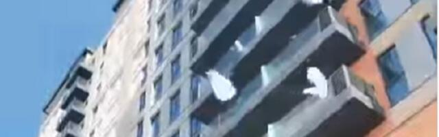 "Bogati plaču": Gomila stvari poletela iz stana u Beogradu na vodi (VIDEO)