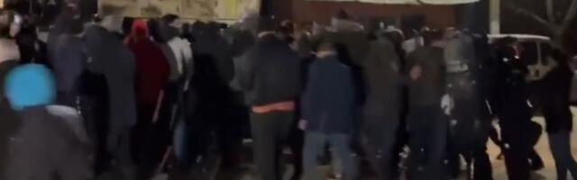 HAOS u Miločaju: Građani "naoružani" jajima čekaju gradonačelnika Kraljeva (VIDEO)