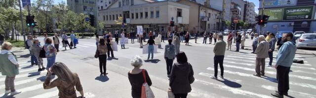 Kragujevčani 75. put na raskrsnici kod "Uzora" odali poštu žrtvama novosadske tragedije (FOTO)
