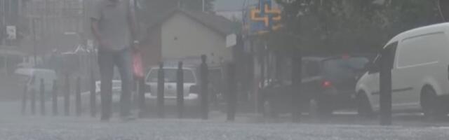 Nevreme pogodilo jug Srbije: Ulice potopljene, vozila plutaju (VIDEO)