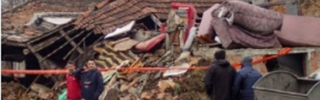 Srušila se kuća na Voždovcu, krš i dalje stoji (FOTO)