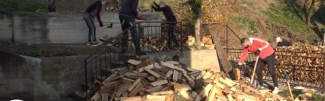 BRAVO! Užičani besplatno cepaju drva ugroženima (VIDEO)