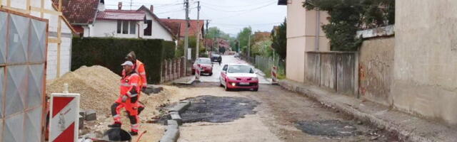 U toku asfaltiranje i proširenje kolovoza na početku ulice koja vodi do Gradske plaže
