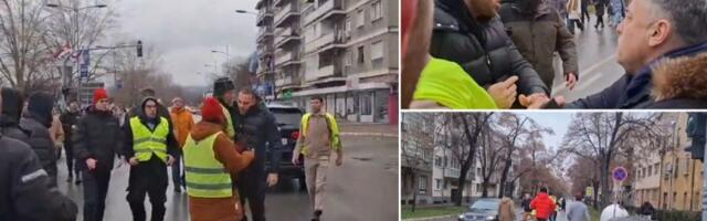 BMW-om pokušao da probije blokadu: Građani pojurili vozača niz ulicu (VIDEO)