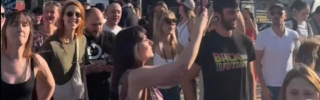 HIT SCENE KOD ADE Policija potisnula građane, a vozači ih ispalili (VIDEO)