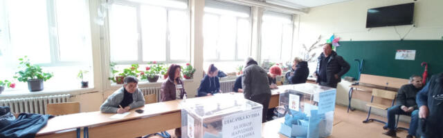 Vrh SNS razmatra: Parlamentarni izbori u oktobru ili decembru?