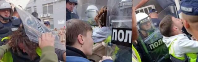 Sukob u Pazaru: Studenti blokirali sud, intervenisala policija (VIDEO)