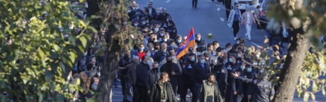 NAPETO U JEREVANU, demonstranti krenuli ka parlamentu! (FOTO/VIDEO)