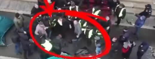 BRUTALNO TUKLI ŽENU ISPRED SKUPŠTINE Uznemirujuće scene blokaderskog nasilja, svim silama se trude da bace varnicu i započnu krvoproliće