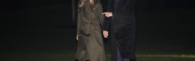 Na nogama "samo" 228.000 dinara: Melanija Tramp zimskim izdanjem bacila raskošnu dekoraciju Bele kuće u zapećak