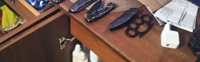 U kući krio oružje, palice, fantomke, noževe…