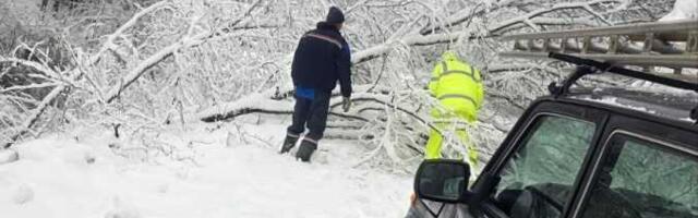 OSPOSOBLJEN DEO TRAFOSTANICA Ekipe Elektrodistribucije rade u teškim uslovima u Malom Zvorniku FOTO