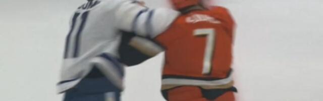 Utakmica nije ni počela, a odmah brutalna tuča! Svi pričaju o pesničenju hokejaša, zajedno imaju 73 tuče