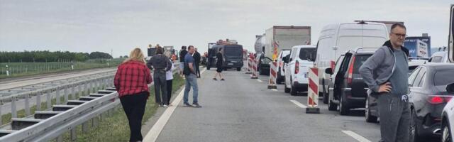 Prvi snimci sa mesta udesa kod petlje Kovilj: Jedan automobil udario u zaštitnu ogradu, povređena žena