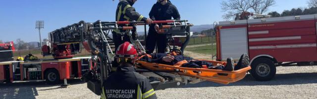 Pripadnici Vatrogasno spasilačke brigade, Uprave za vanredne situacije Kragujevac izvršili simulaciju gašenja požara dronom