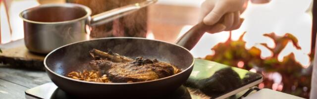 Očistite ugljenisano dno tiganja brzo i lako: Blistaće kao nov, a sve sastojke imate kod kuće (VIDEO)