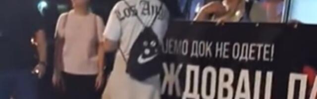 Građani ispred prostorija SNS-a na Voždovcu: Doneli mrtvački kovčeg i ubacili fantomku (VIDEO)