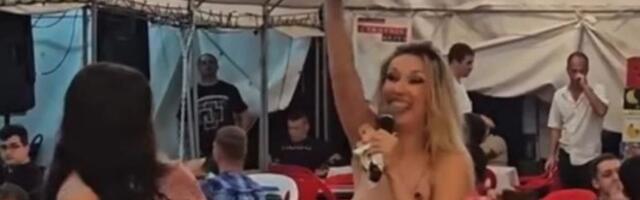 Snimak Atine Ferari i Rade Manojlović ispod šatora zapalio mreže! Jedna peva, druga "trese", a bakšiš preliva