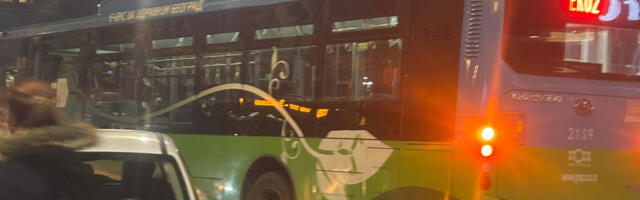 JEZIVA NESREĆA  U CENTRU BEOGRADA: Podleteo pod autobus kod Trga republike! (VIDEO)