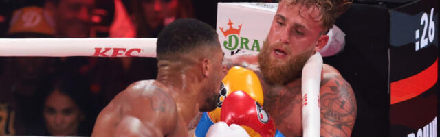 Džošua slomio vilicu Džejku Polu: Jutjuber morao u bolnicu nakon spektakla