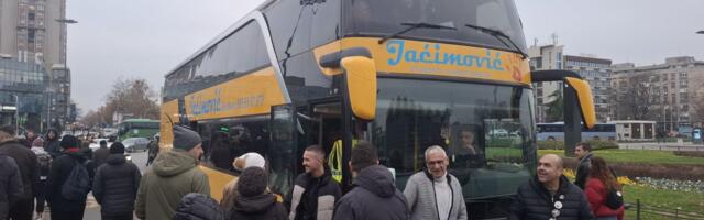 Oko 80 ljudi krenulo Jaćimovićevim autobusom iz Novog Sada na protest u Novi Pazar: „Obustaviti me ne mogu, mogu samo da me ubiju“